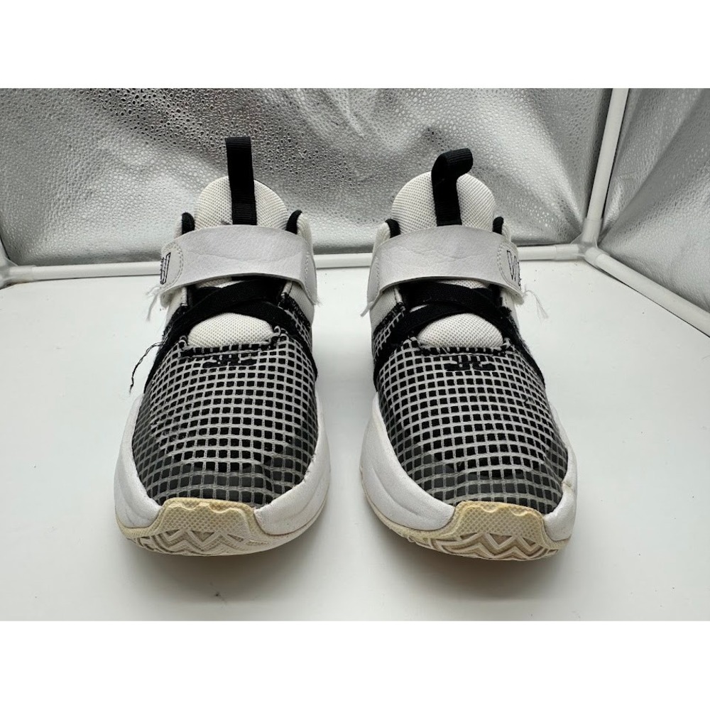 Nike LeBron Witness 7 GS White Black Basketball Shoes DQ8647-100 Kids Size 3Y
